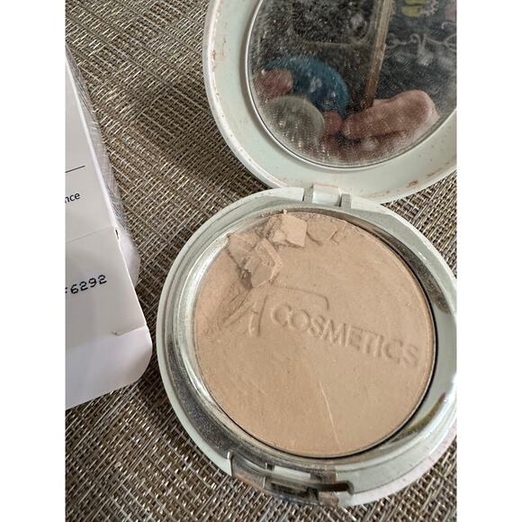 It Cosmetics Bye Bye Foundation Full Coverage LIGHT 1.08oz. & Illuminator Powder - Picture 5 of 9